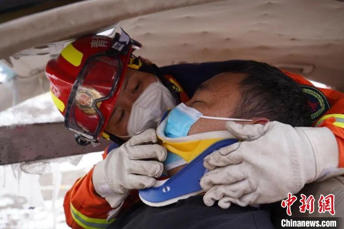 圖為地震實(shí)戰(zhàn)拉動(dòng)現(xiàn)場(chǎng)，參演人員正在進(jìn)行車輛事故救援項(xiàng)目?！∮駱?shù)消防供圖