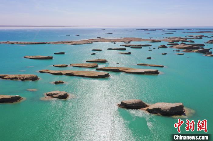 航拍青海大柴旦烏素特水上雅丹奇特景觀。　馬銘言 攝