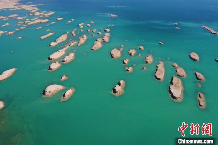 航拍青海大柴旦烏素特水上雅丹奇特景觀。　馬銘言 攝