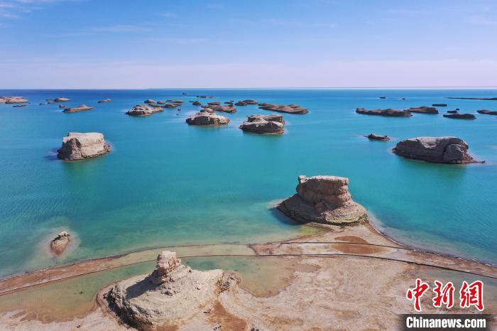 航拍青海大柴旦烏素特水上雅丹奇特景觀?！●R銘言 攝