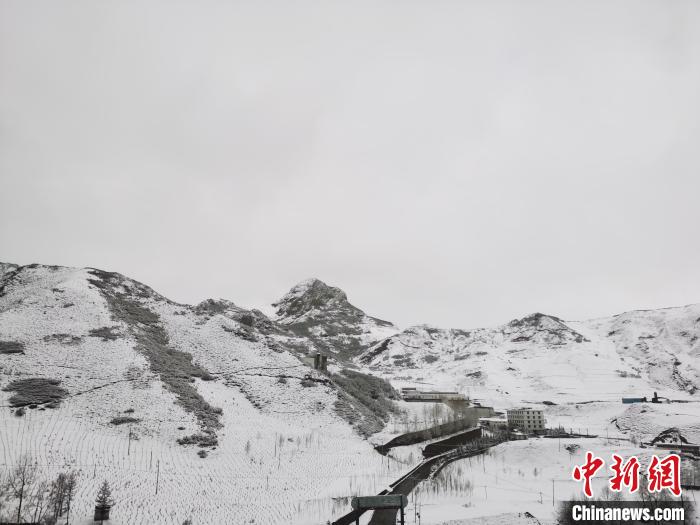 圖為青海省東南部的青沙山區(qū)域銀裝素裹?！?zhí)砀?攝