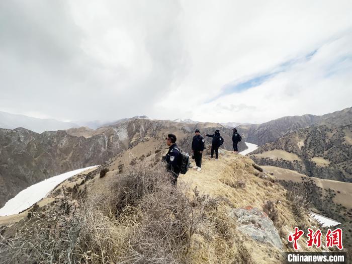 圖為曲麻萊縣崗當(dāng)村的生態(tài)管護(hù)人員開展巡護(hù)?！《“瓦_(dá)杰 攝