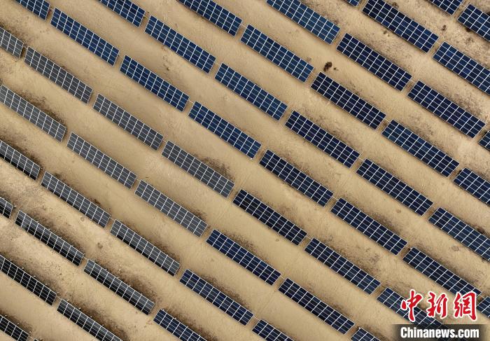 圖為航拍青海省海南藏族自治州共和縣塔拉灘光伏產(chǎn)業(yè)園?！∑钤鲚?攝