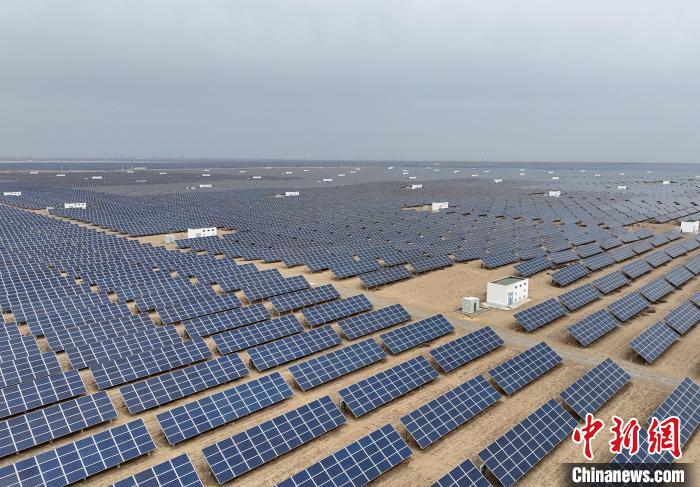 圖為航拍青海省海南藏族自治州共和縣塔拉灘光伏產(chǎn)業(yè)園?！∑钤鲚?攝