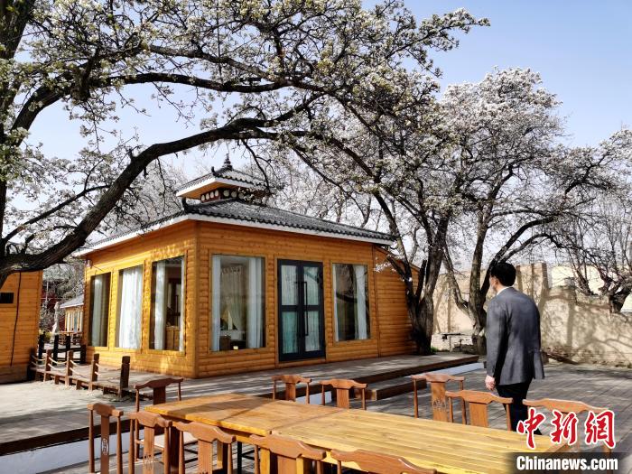 圖為尖扎噶達(dá)莊園一角?！?zhí)砀?攝