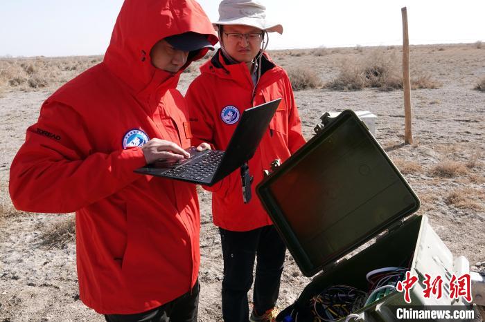 格爾木草地站，青藏科考隊(duì)員采集觀測(cè)數(shù)據(jù)?！?lt;a target='_blank' href='/'><p  align=