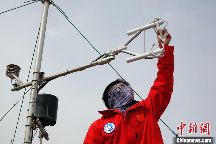 格爾木草地站，青藏科考隊(duì)員維護(hù)科研設(shè)備?！?lt;a target='_blank' href='/'><p  align=