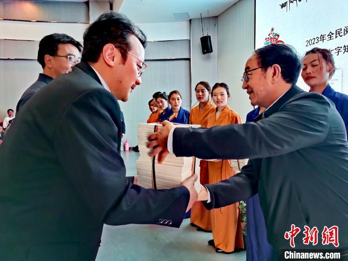 圖為贈(zèng)送叢書?！?zhí)砀?攝