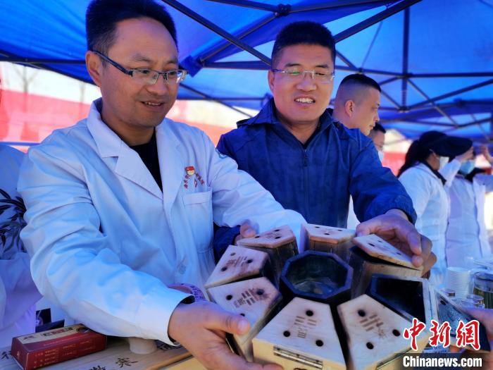 圖為青海省海東市樂都區(qū)中醫(yī)院八卦灸展示。　張?zhí)砀?攝