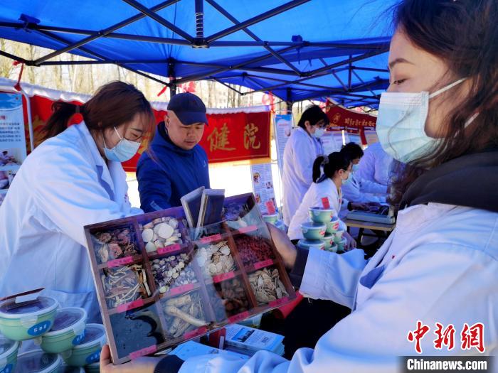 圖為中藥展示?！?zhí)砀?攝