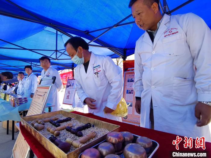 圖為青海省循化縣的國家級非遺項目尤闕療法的器械展示?！?zhí)砀?攝