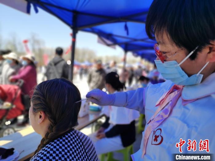 圖為刮痧?！?zhí)砀?攝