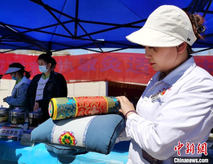 圖為青海省互助縣的中藥枕頭。　張?zhí)砀?攝