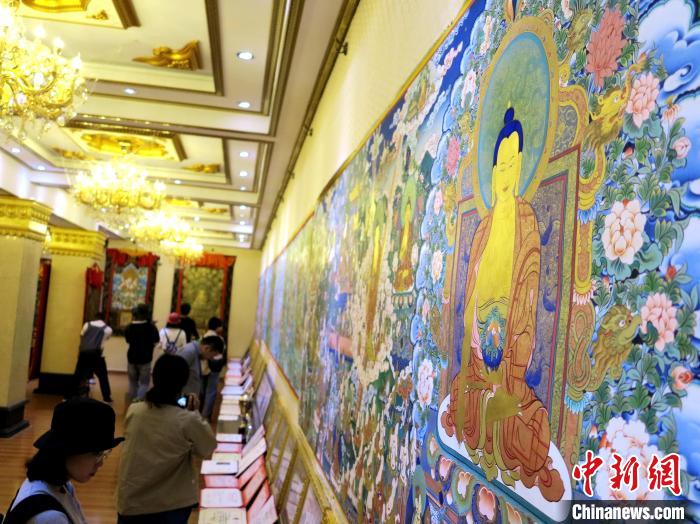 圖為熱貢龍樹畫苑內(nèi)的唐卡?！?zhí)砀?攝