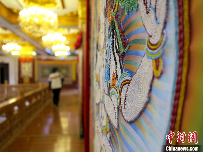 圖為黃南州同仁市熱貢龍樹畫苑內(nèi)的珍珠唐卡。　張?zhí)砀?攝