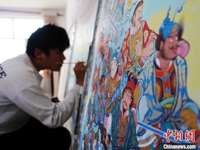 圖為熱貢龍樹畫苑內(nèi)的學(xué)徒繪畫唐卡?！?zhí)砀?攝