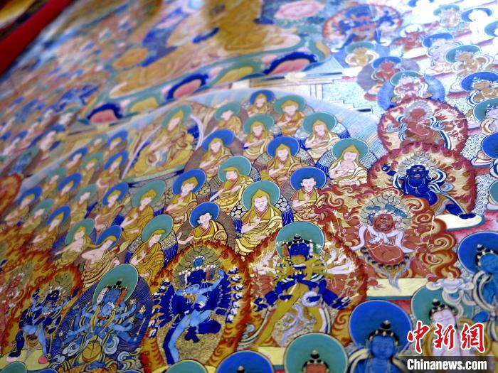 圖為熱貢龍樹畫苑內(nèi)展覽的唐卡局部?！?zhí)砀?攝