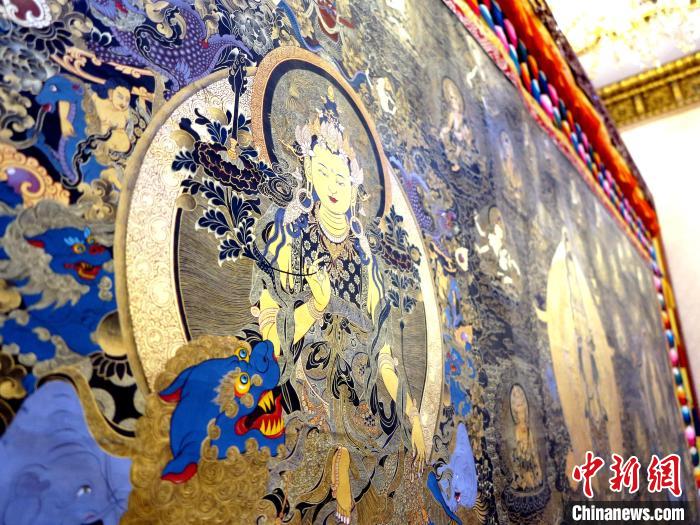 圖為熱貢龍樹畫苑內(nèi)的唐卡。　張?zhí)砀?攝