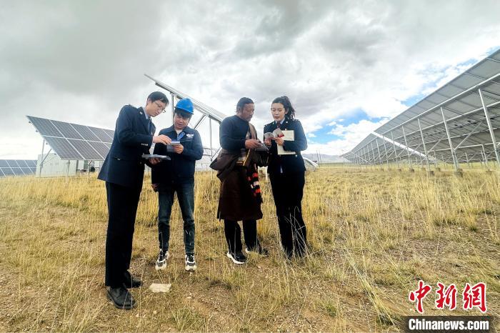 圖為稅務(wù)干部上門開展稅費(fèi)輔導(dǎo)?！》劫F龍 攝