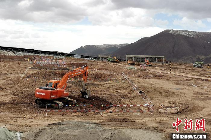 圖為光伏發(fā)電項(xiàng)目施工區(qū)正在抓緊施工。　李雋 攝