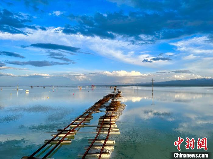 圖為茶卡鹽湖景區(qū)風光?！⒀?攝