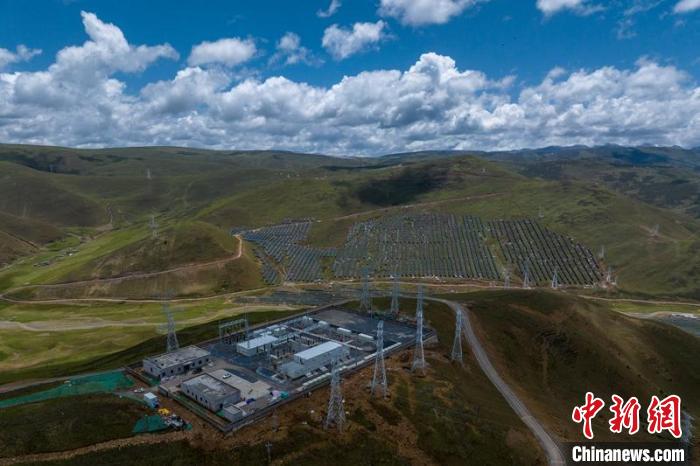 航拍建成投運(yùn)的柯拉一期光伏電站升壓站?！⒅铱?攝