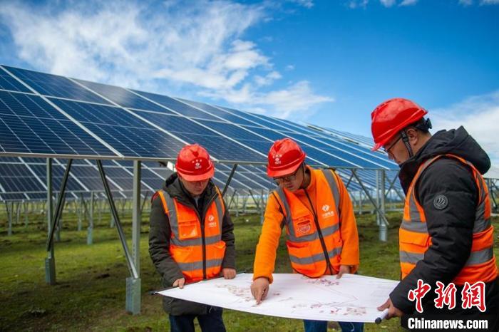 施工技術(shù)人員正在認真核查柯拉一期光伏電站相關設計數(shù)據(jù)等?！⒅铱?攝