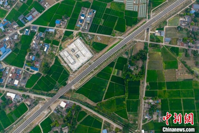 空中俯瞰綿竹牽引變電所和川青鐵路成黃段鐵路線。　劉忠俊 攝