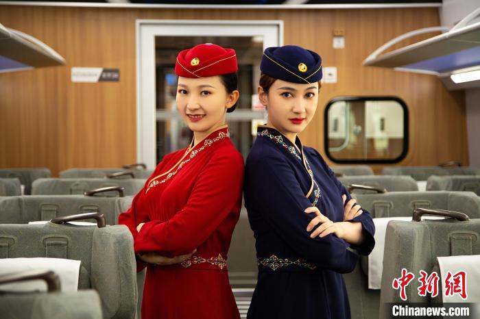 圖為整體色彩以“深藏青”和“喇嘛紅”為主調(diào)的西格段“復(fù)興號(hào)”動(dòng)車組乘務(wù)員新制服?！±罾?攝