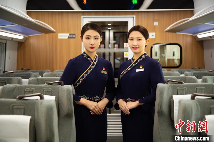 圖為整體色彩以“深藏青”為主調(diào)的西格段“復興號”動車組乘務員新制服?！±罾?攝