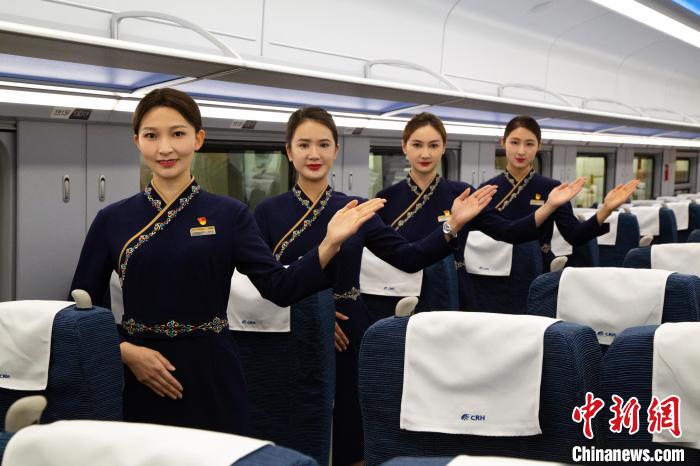 圖為身穿新制服的青藏鐵路西格段“復興號”動車組乘務員?！±罾?攝