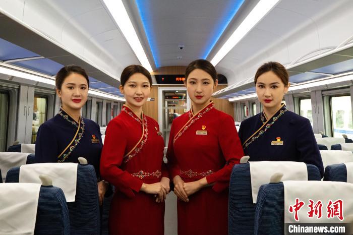 圖為整體色彩以“深藏青”和“喇嘛紅”為主調(diào)的西格段“復興號”動車組乘務員新制服。　李磊 攝