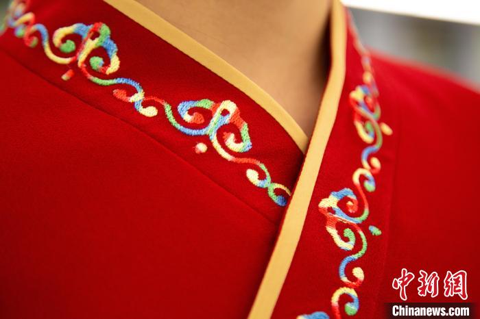 圖為新制服領口點綴有蒙古特色的烏力吉紋繡花。　李磊 攝