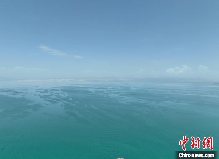 圖為航拍仲夏時(shí)節(jié)，青海湖水天一色?！∑钤鲚?攝