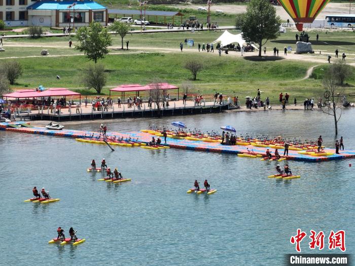 圖為航拍游客青海湖二郎劍景區(qū)體驗(yàn)娛樂項(xiàng)目。　祁增蓓 攝