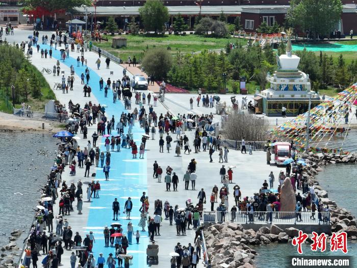 圖為航拍青海湖二郎劍景區(qū)游客眾多?！∑钤鲚?攝