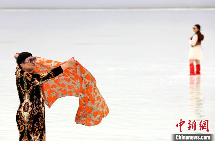 圖為游客在茶卡鹽湖拍照?！⊙Φ?攝