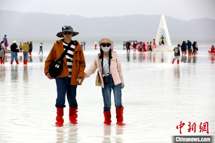 圖為游客在茶卡鹽湖之中。　薛蒂 攝