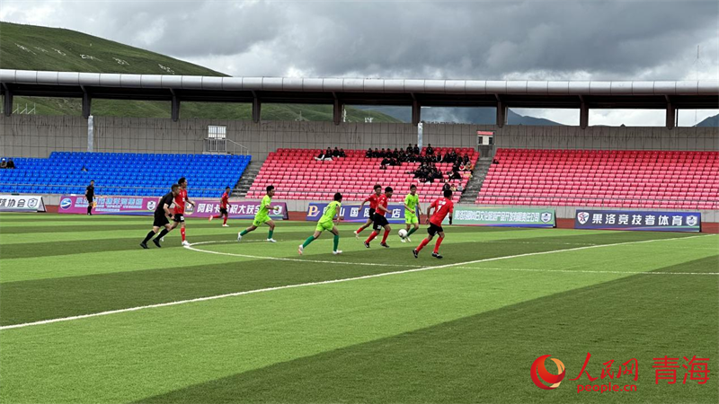 “州超”球員正在拼搶。人民網(wǎng) 劉沛然攝