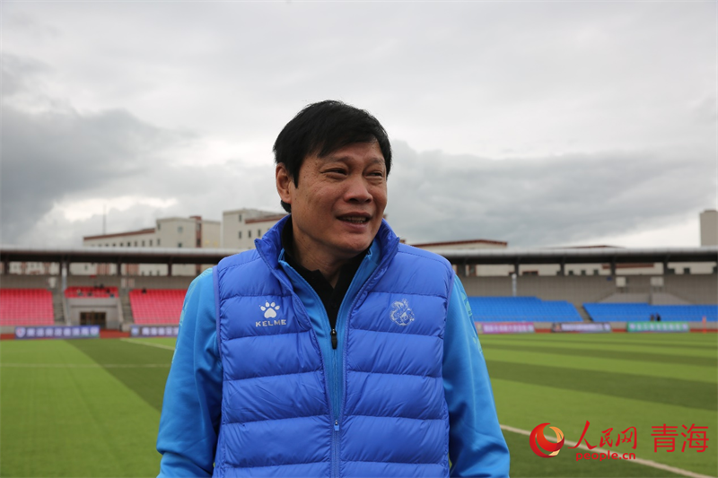 中場休息時(shí)與球員交流的范志毅。人民網(wǎng) 馬可欣攝