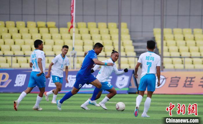 圖為班瑪隊(duì)(白)與達(dá)日隊(duì)在球場(chǎng)進(jìn)行比拼?！●R銘言 攝