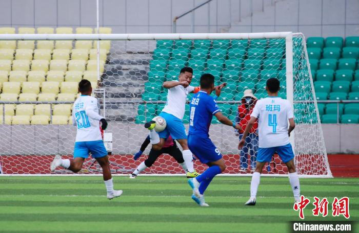 圖為班瑪隊(duì)(白)與達(dá)日隊(duì)在球場(chǎng)進(jìn)行比拼?！●R銘言 攝