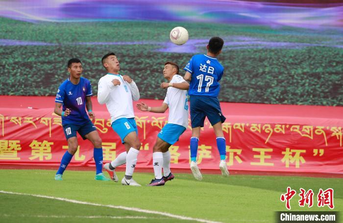 圖為班瑪隊(duì)(白)與達(dá)日隊(duì)在球場(chǎng)進(jìn)行比拼?！●R銘言 攝