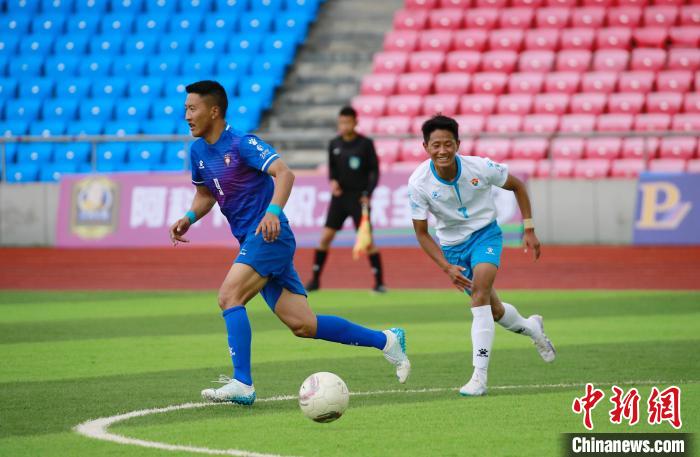 圖為班瑪隊(duì)(白)與達(dá)日隊(duì)隊(duì)員在球場(chǎng)感受快樂(lè)足球?！●R銘言 攝