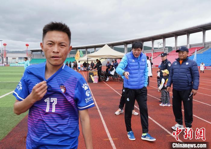 圖為范志毅在球場(chǎng)邊指導(dǎo)球員。　馬銘言 攝