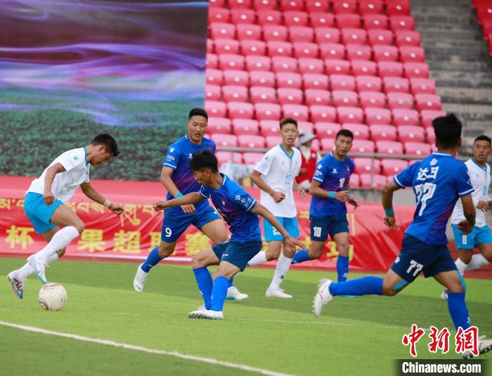 圖為班瑪隊(duì)(白)與達(dá)日隊(duì)在球場(chǎng)進(jìn)行比拼?！●R銘言 攝