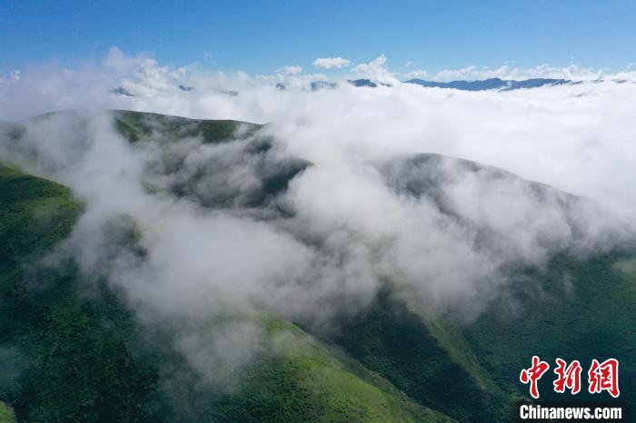 航拍賽來塘鎮(zhèn)山間云霧繚繞。　馬銘言 攝