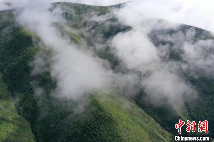 航拍賽來塘鎮(zhèn)山間云霧繚繞。　馬銘言 攝