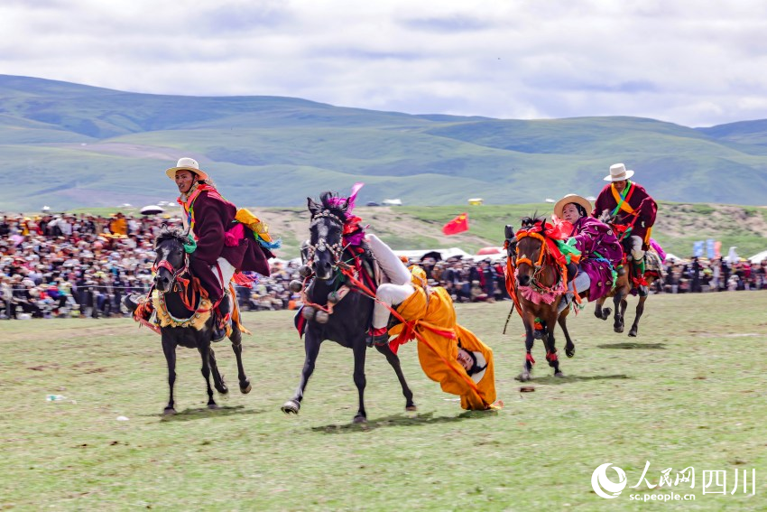 馬術(shù)表演現(xiàn)場(chǎng)。洛絨尼瑪攝