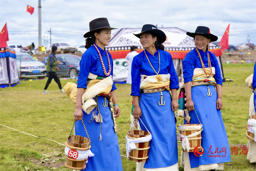身著節(jié)日盛裝的澤庫(kù)牧女。人民網(wǎng) 陳明菊攝